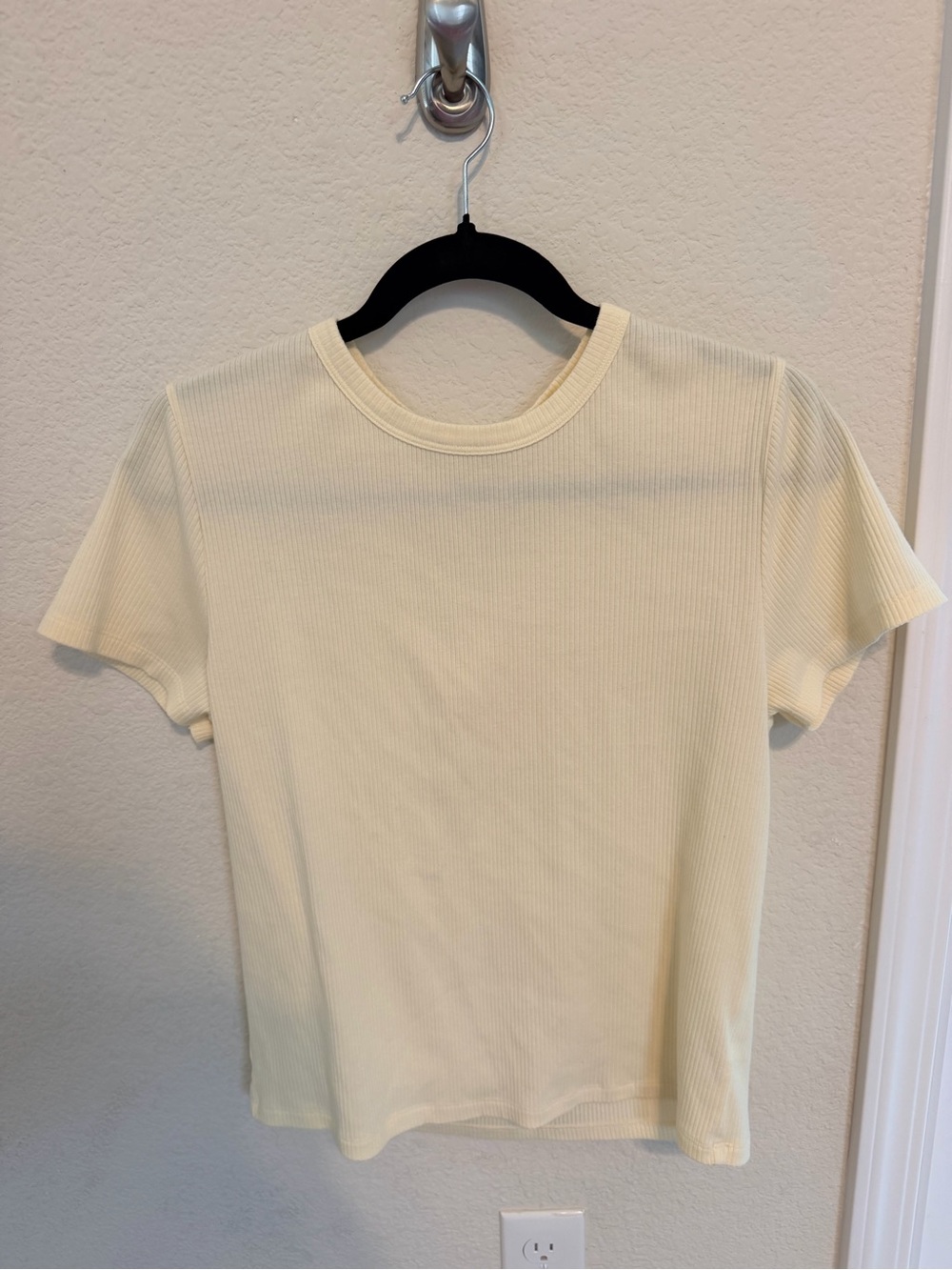 American Eagle Outfitters Light Yellow Ribbed Crew Tee - Women